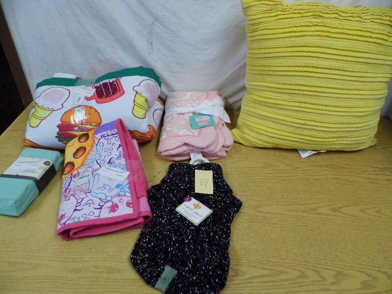 Store Return - Dog Sweater - Blankets