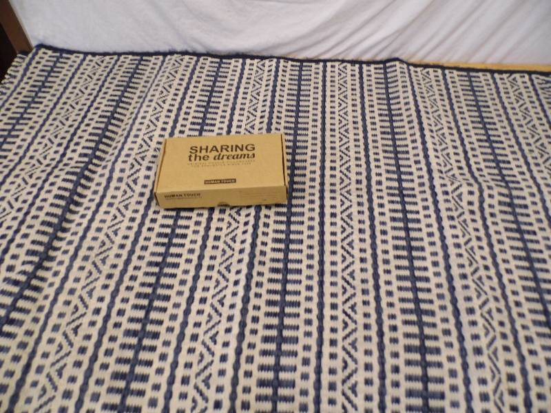 Rug - 2 Pillow Cases