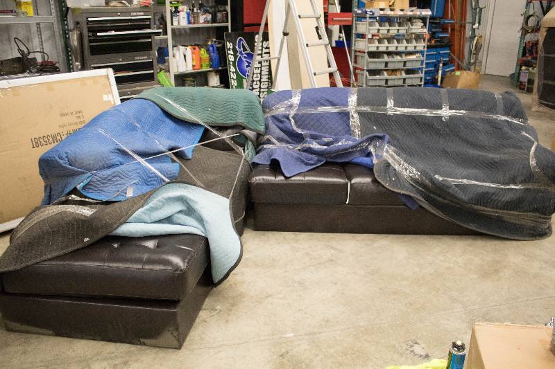 lot 12 image: Sectional Sofa