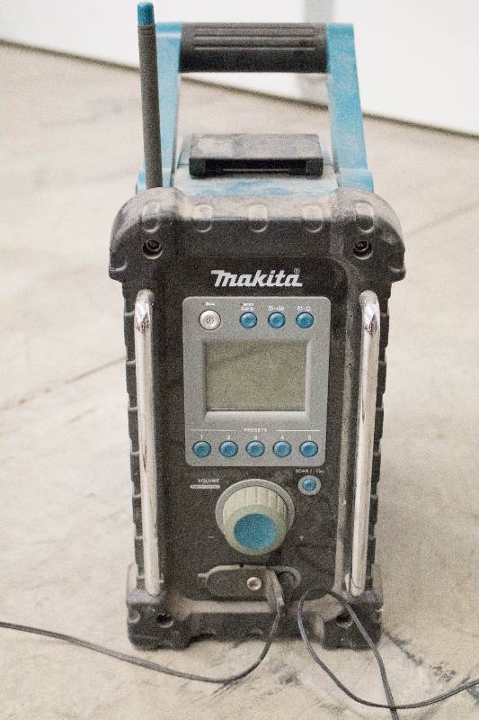 lot 22 image: Makita Radio