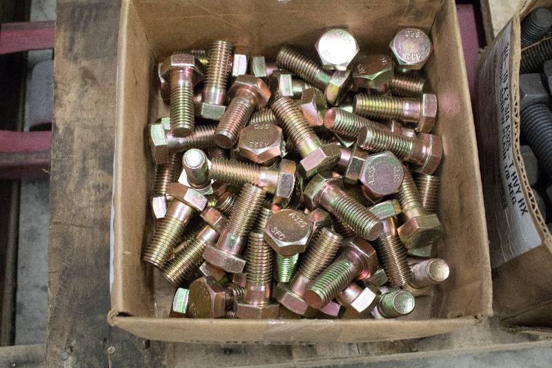 lot 28 image: Box of 34 Bolts