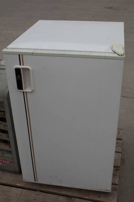 lot 39 image: Mini Freezer