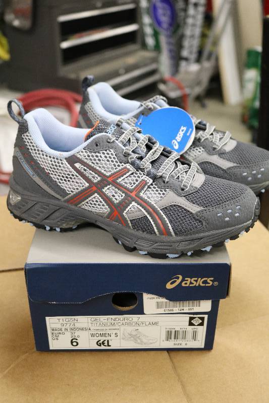 lot 49 image: Asics Ladies Tennis Shoes