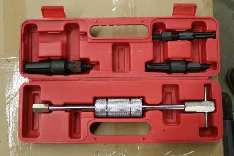 lot 100 image: Bearing Puller Set