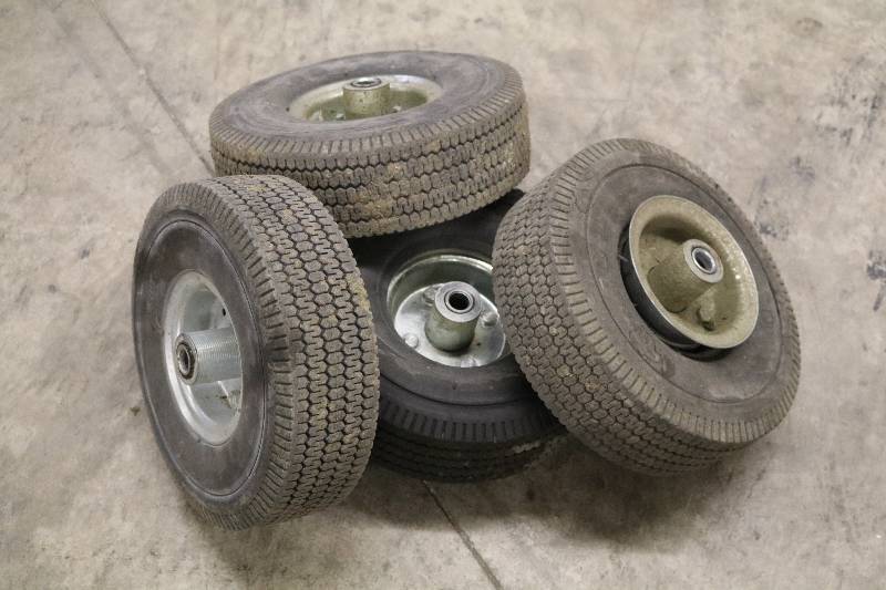 lot 116 image: Utility Tires