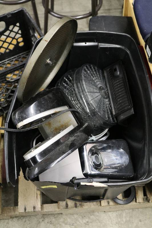 lot 144 image: Small Appliances