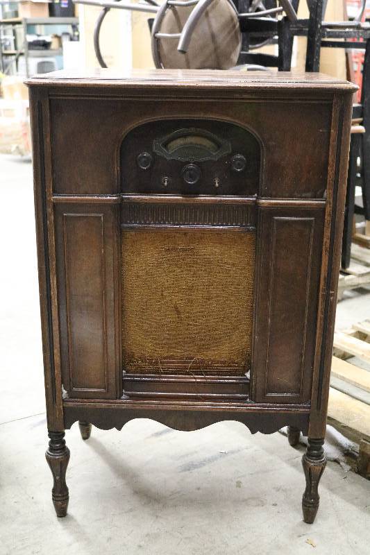 lot 165 image: Antique Tube Radio