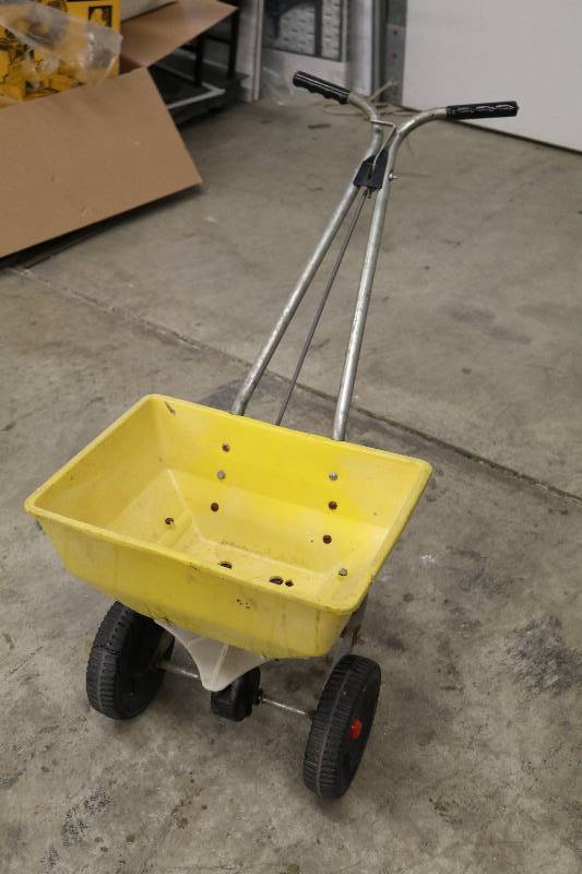 lot 170 image: Lawn Spreader