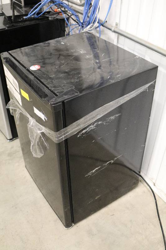 lot 3 image: NEW Haier Mini FridgeFreezer
