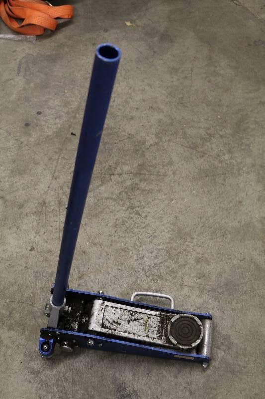 lot 48 image: Floor Jack