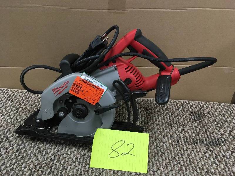 lot 82 image: Milwaukee 7-14 Worm Drive Saw.Open Package not used