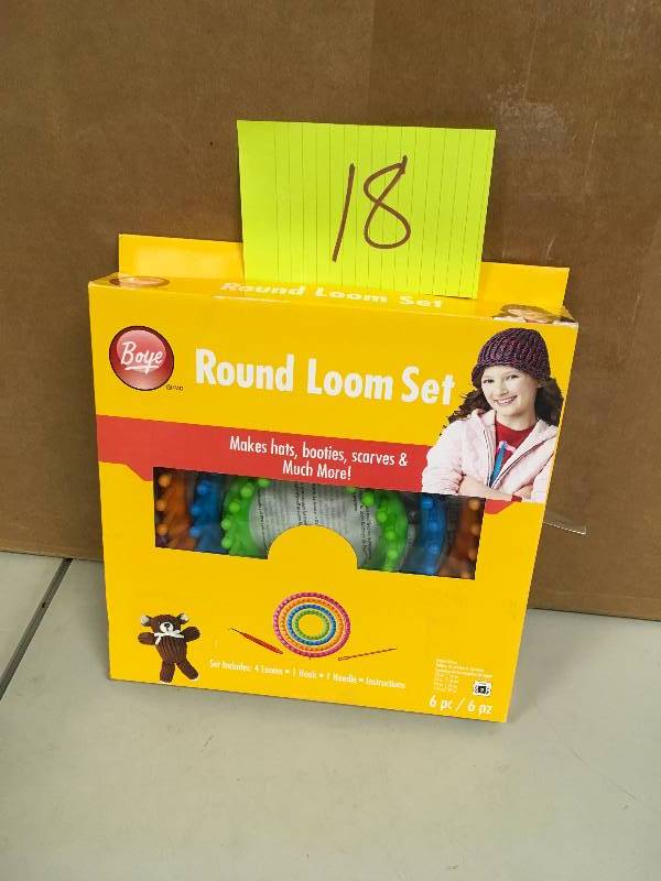 lot 18 image: Round Loom Set new