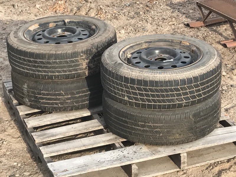 lot 8 image: (4) Wheels & Tires