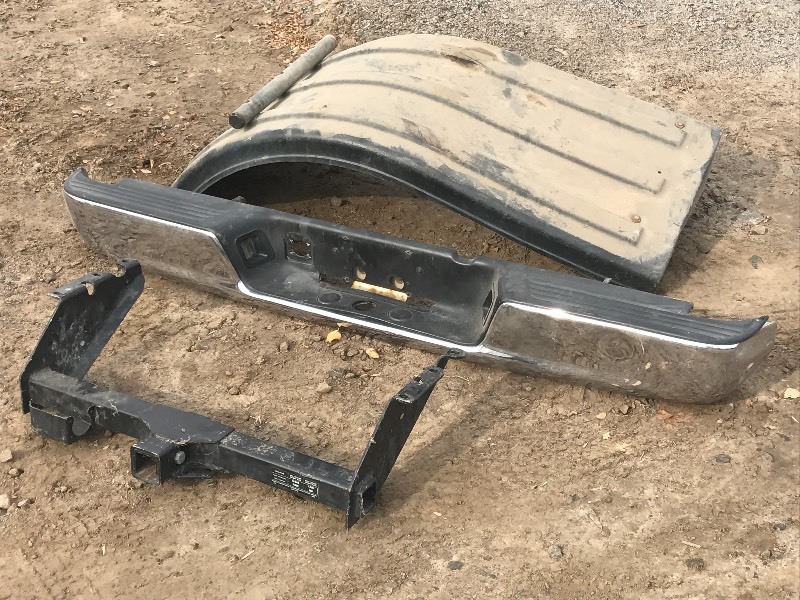 lot 31 image: Plastic Fender, Receiver Hitch, Truck Bumper
