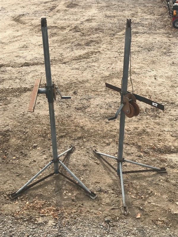 lot 32 image: (2) Camper Jacks