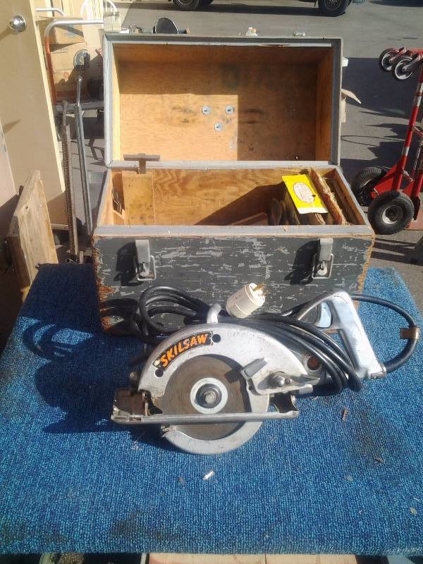 Skil Saw With Case & Assorted Blades