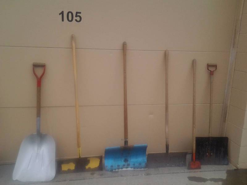 Snow Shovels, Ice Chipper (6 Pieces)