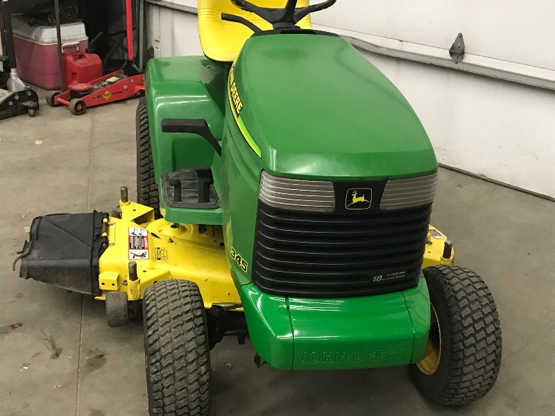 lot 2A image: John Deere 345 Lawn Tractor