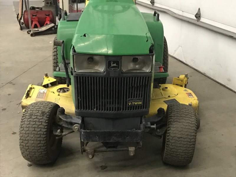 lot 1A image: John Deere 425