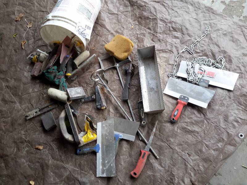 lot 23 image: Large lot of MUDDING tools as pictured