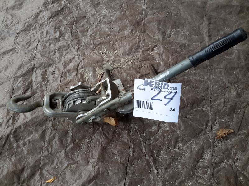 lot 24 image: Hand ratcheting toolhoist
