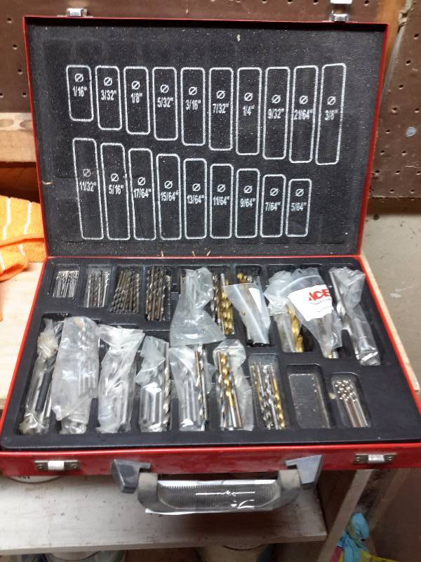 lot 8 image: Large set of drill bits as shown