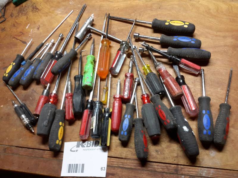 lot 63 image: Large lot of screw drivers