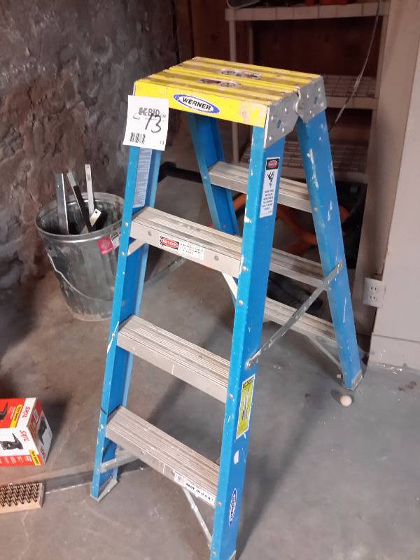 lot 13 image: 4ft Werner fiber glassaluminum Step ladder