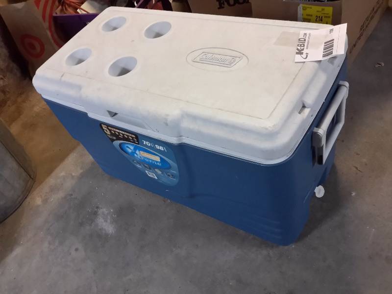 lot 108 image: Large cooler.. Plastic hinges broken, but cooler good