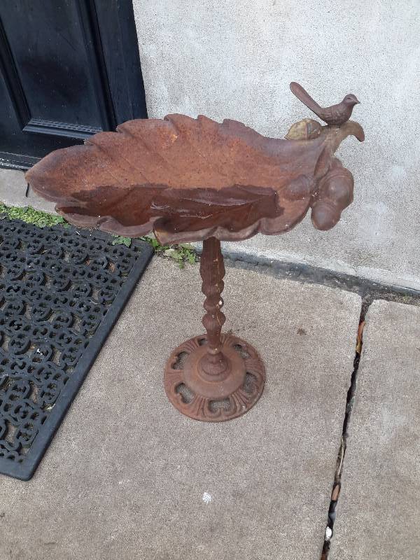 lot 120 image: Metal Leaf, Bird, acorn theme yard ornament, bird bathfeeder