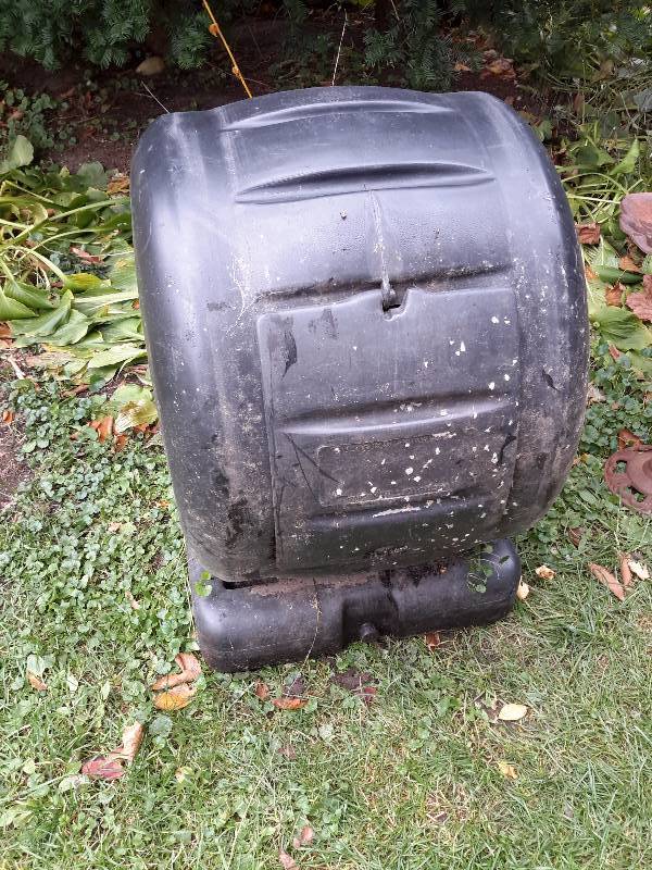 lot 121 image: Tumbling compost bin.