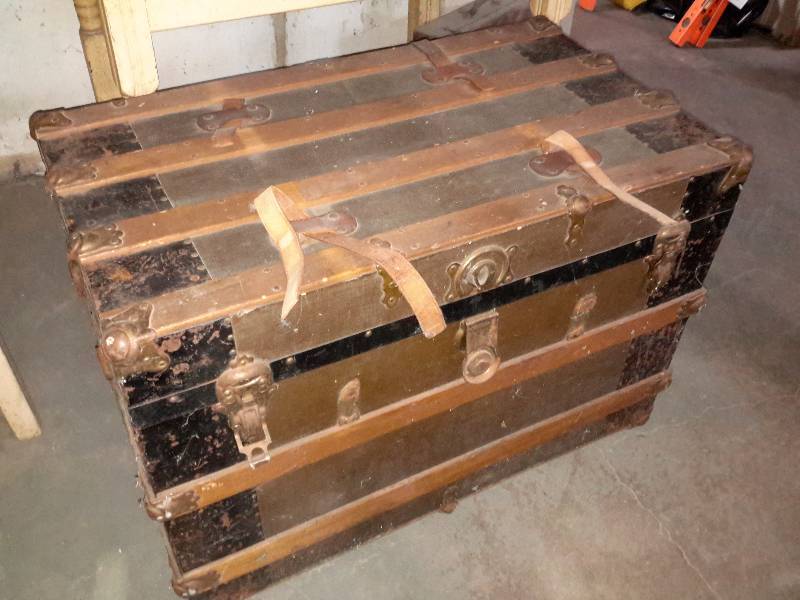lot 12C image: Vintage Steamer Trunk