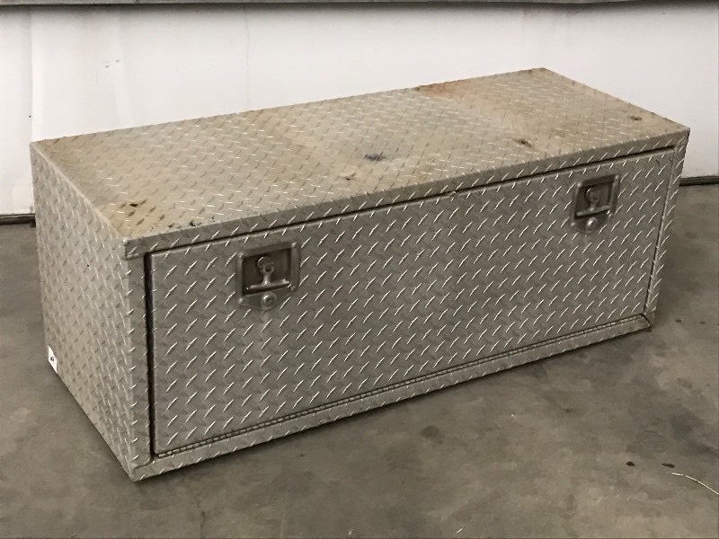 lot 29 image: Aluminum Toolbox