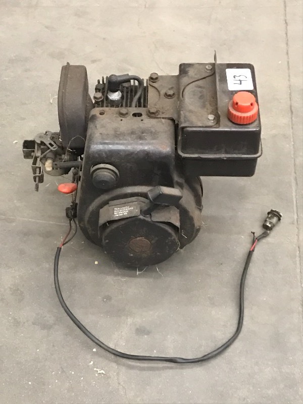 lot 43 image: Snowblower Engine
