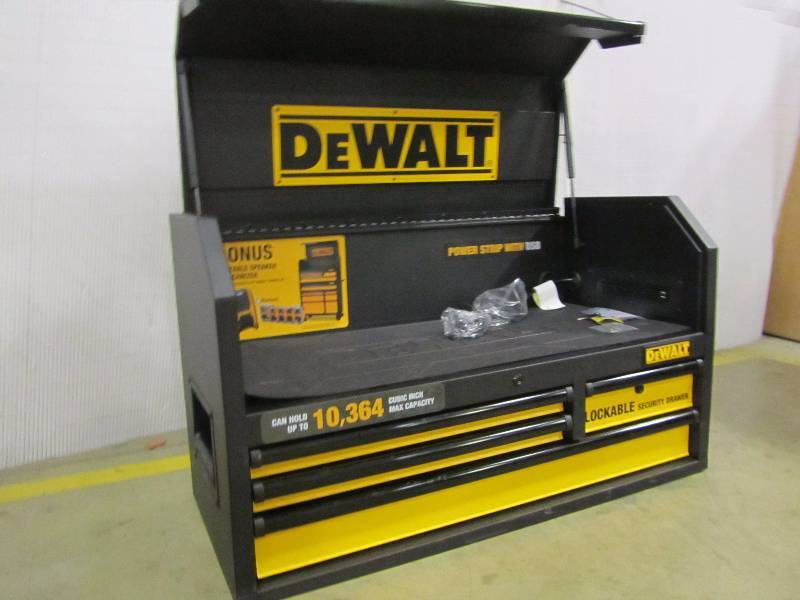 lot 60 image: Dewalt DWMT74433 5-Drawer Chest Metal Storage, 40