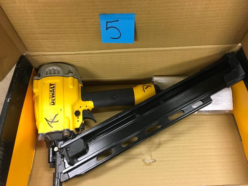 lot 5 image: DeWalt 21 Degree Plastic Round Head Framing Nailer -in like New working conditions