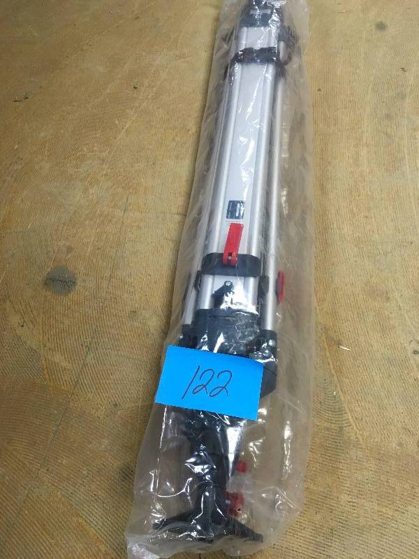 lot 122 image: Bosch Heavy-Duty Aluminum Quick Clamp Elevator Tripod