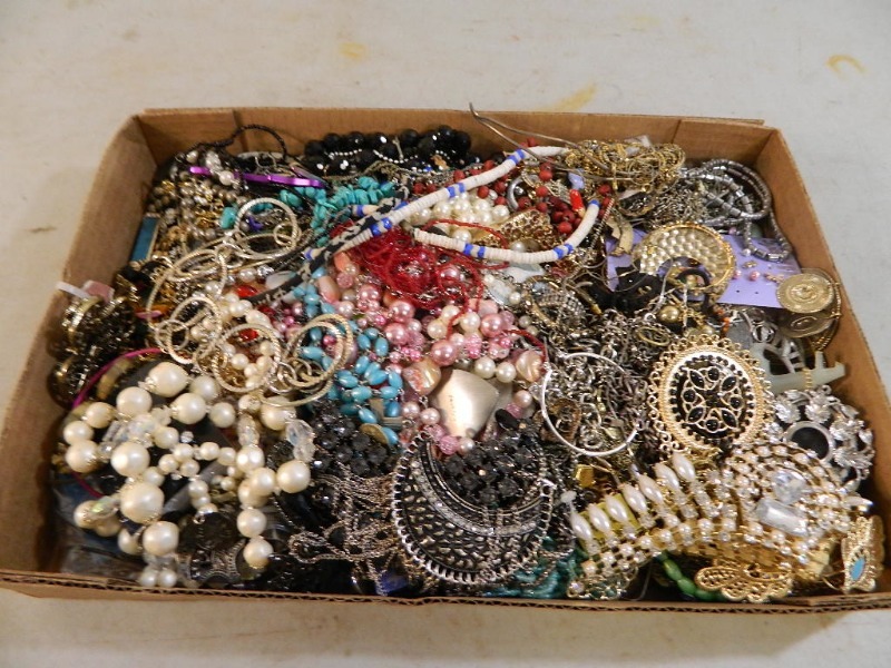 lot 3 image: Flat of Jewelry