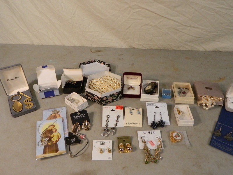 lot 29 image: Assorted Estate Jewelry
