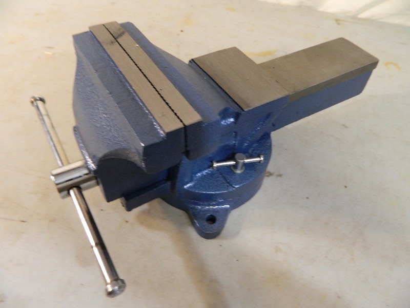 lot 46 image: New Bench Vise