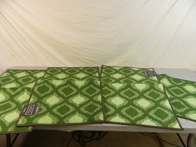 lot 92 image: 4 New Matching Rugs
