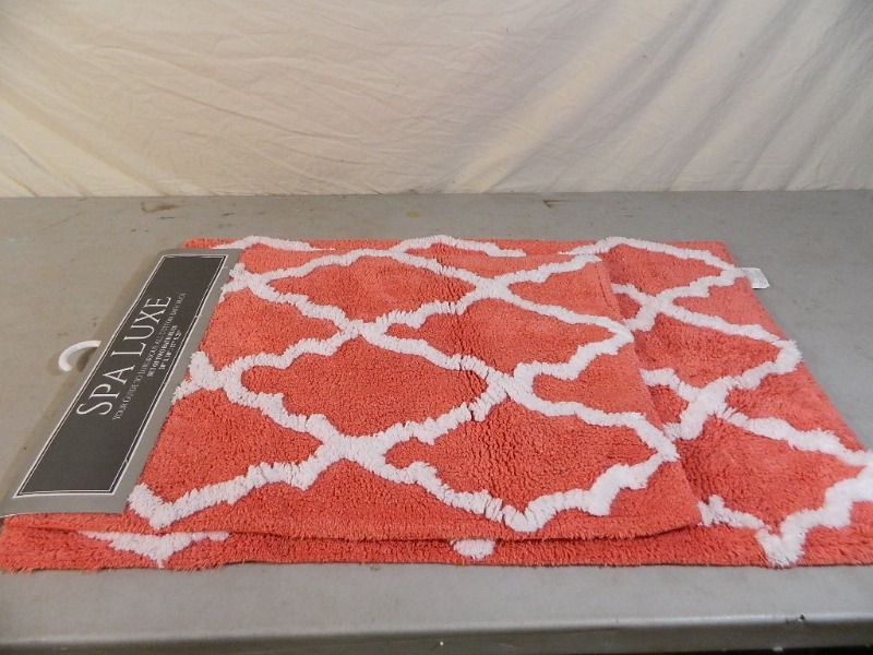 lot 109 image: New 2 Pc Bath Rug Set