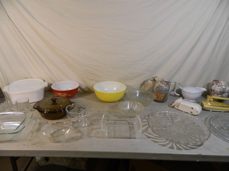 lot 113 image: Vintage Pyrex and Dishes