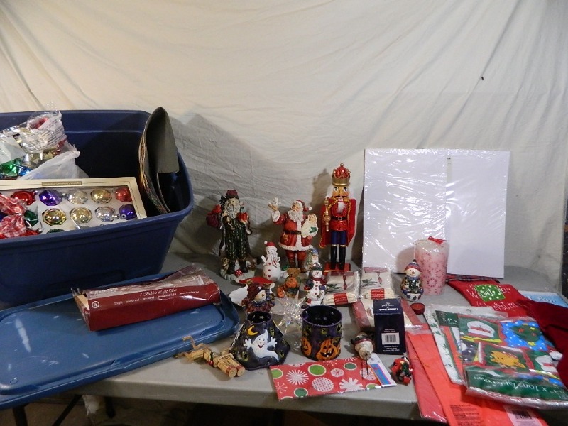 lot 114 image: Holiday Decor