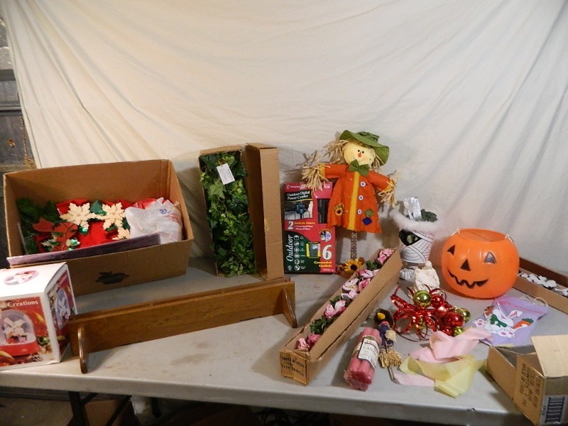 lot 126 image: Holiday Decor and More