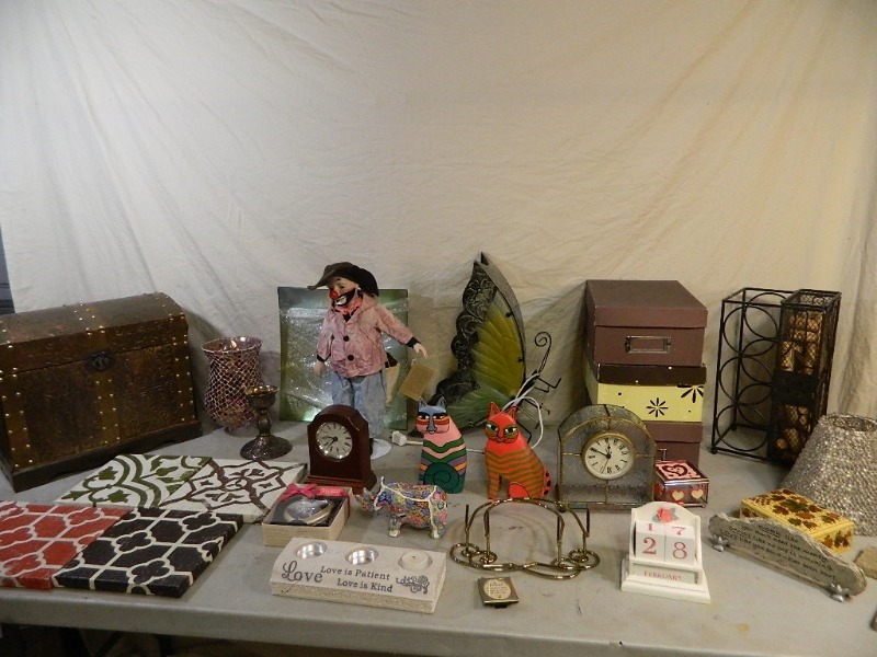 lot 152 image: Home Decor