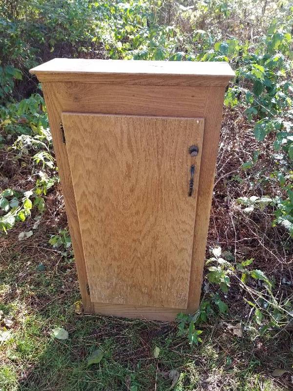 lot 8 image: Wood Cabinet w3 Shelves & Lock Door, 41x21x8