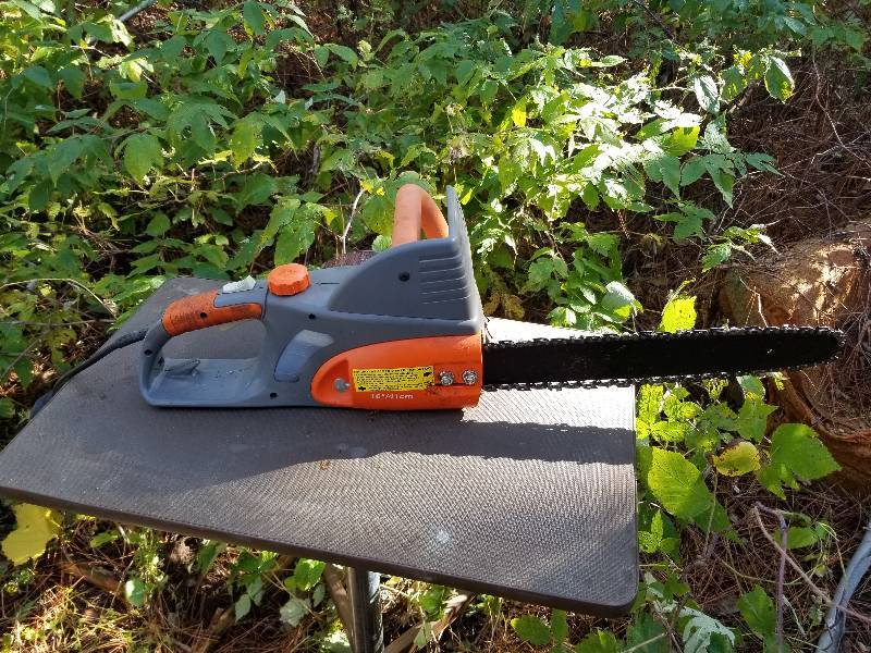 lot 18 image: Electric Chainsaw, 16 Bar
