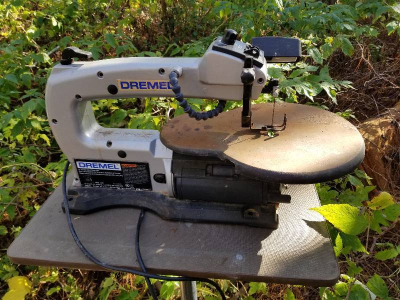 lot 19 image: Dremel 16 Variable Speed Scroll Saw