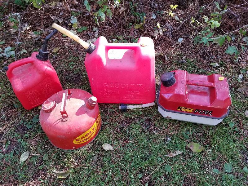 lot 23 image: Lot - (4) Gas Cans